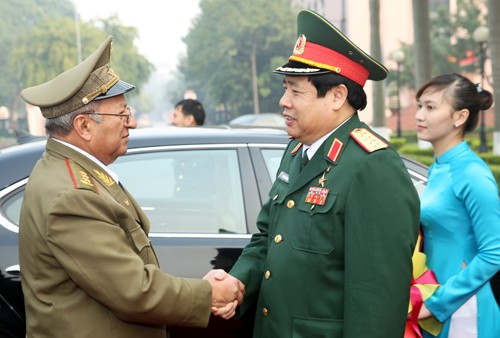 Defense Minister Phung Quang Thanh meets with Cuban Minister of revolutionary armed forces - ảnh 1